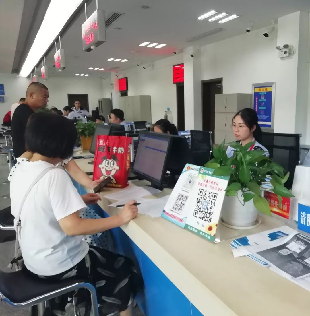 县政务服务中心税务局窗口优化办税服务 六举措提升纳税人获得感与信息咨询效能